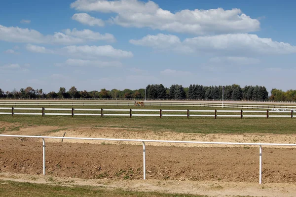 Hipódromo Área Corrida Cavalos Com Grama Verde Cercas Brancas Paisagem — Fotografia de Stock