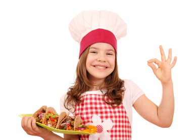 küçük kız yemek tacos ve ok el işareti ile