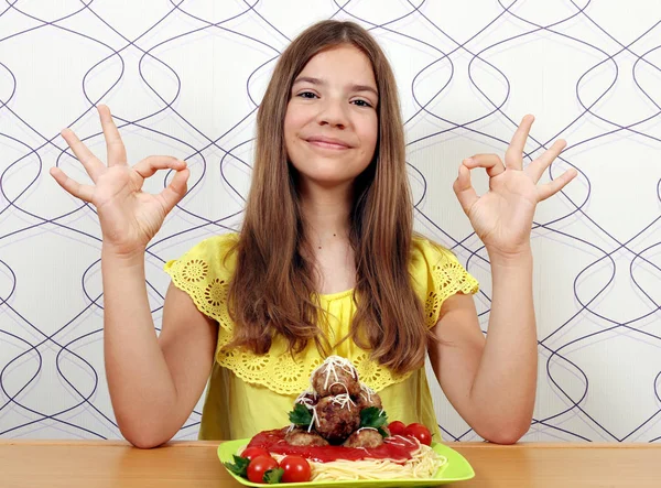 Menina Feliz Com Espaguete Almôndegas Sinais Mão — Fotografia de Stock