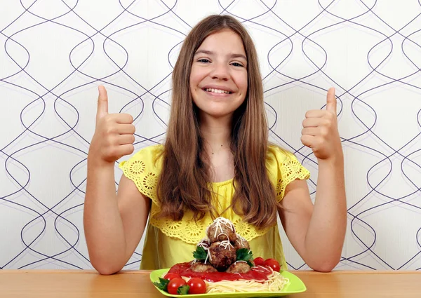 快乐的女孩与意大利面条和肉丸和大拇指 — 图库照片