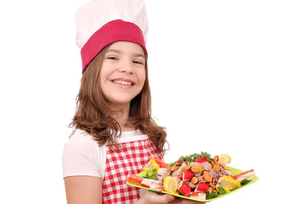 Szczęśliwa Dziewczynka Gotować Owocami Morza Talerzu — Zdjęcie stockowe
