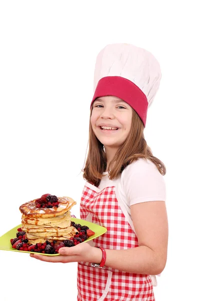 快乐美丽的小女孩烹调与薄饼 — 图库照片