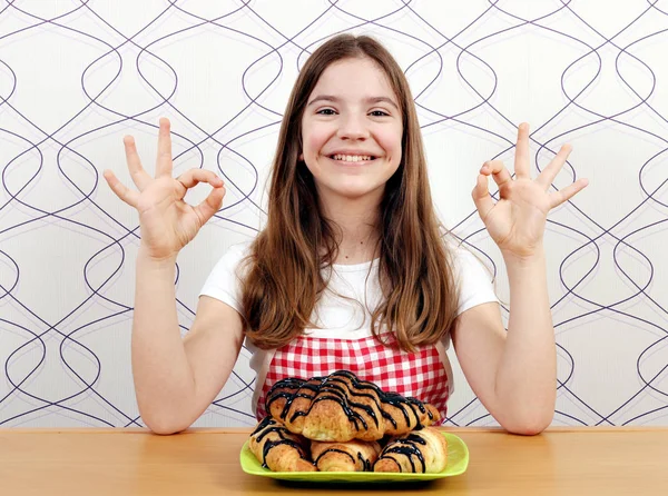 Menina Feliz Com Croissant Sinais Mão — Fotografia de Stock