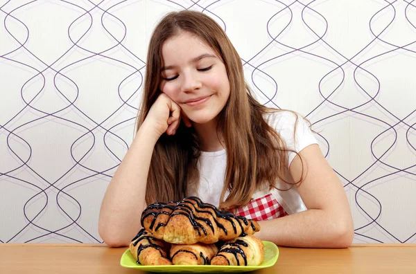 Kleines Mädchen Schaut Auf Das Croissant Mit Schokolade — Stockfoto