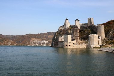 Golubac kale Danube Nehri sonbahar sezonu manzara Sırbistan üzerinde