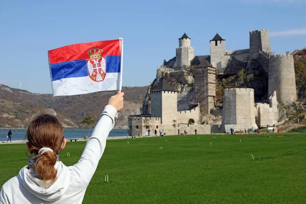 Une Fille Avec Drapeau Serbe Regarde Forteresse Golubac Image En Vente