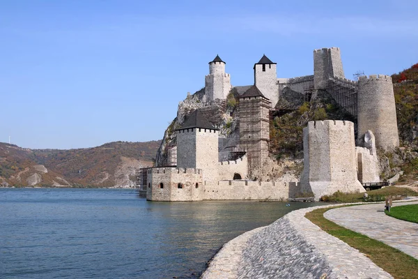 Tuna Nehri Sırbistan Üzerinde Golubac Kale - Stok İmaj