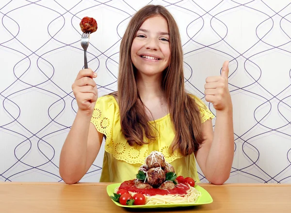 Belle Fille Heureuse Avec Spaghetti Boulettes Viande Pouce Vers Haut — Photo