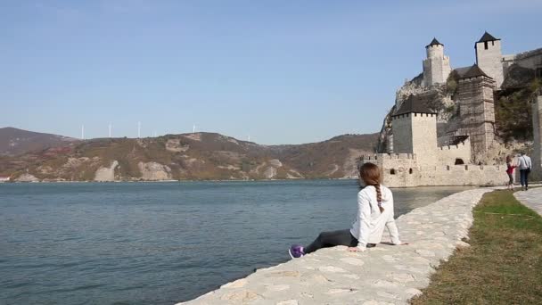 Het Meisje Kijkt Naar Het Fort Golubac Donau Servië — Stockvideo