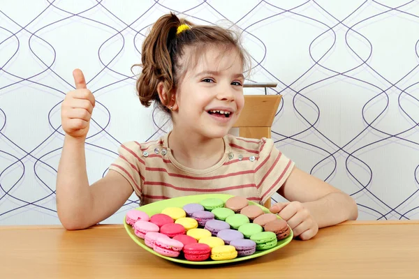 Happy Little Girl Macaroons Thumb — Stock Photo, Image