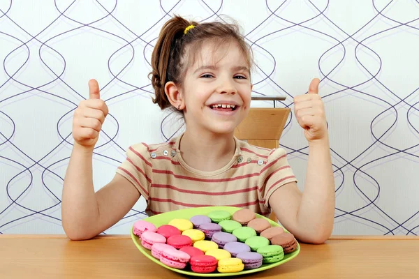 Happy Little Girl Macaroons Thumbs — Stock Photo, Image