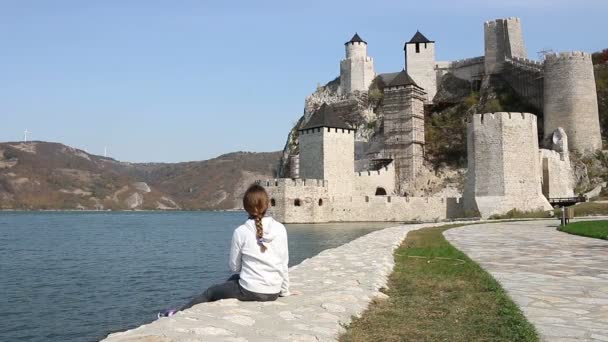 Ragazza Con Pollici Guarda Fortezza Golubac Sul Fiume Danubio Serbia — Video Stock