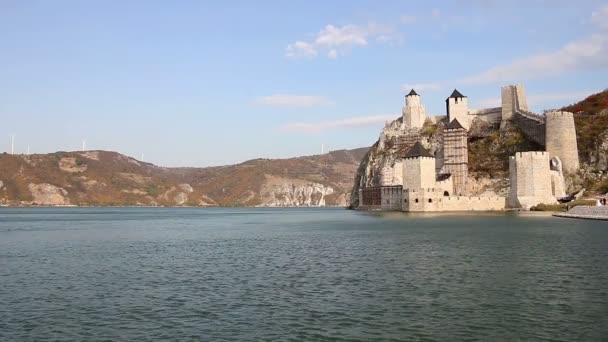 Golubac 堡垒在多瑙河秋季季节风景塞尔维亚 — 图库视频影像