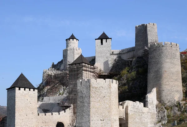 石壁や塔の Golubac 要塞ランドマーク セルビア — ストック写真