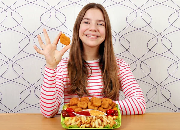 Joyeux Adolescent Fille Avec Des Pépites Poulet Frites Fast Food Photo De Stock