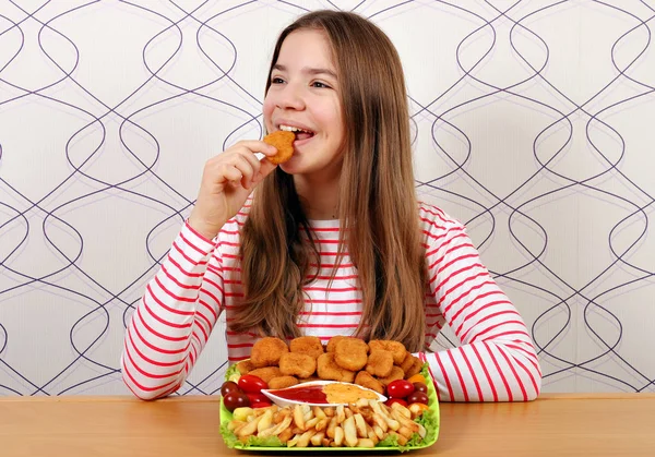 Fome Adolescente Menina Come Frango Nuggets Fast Food Fotografia De Stock