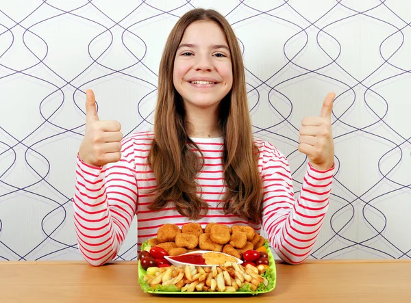 Glückliches Teenager Mädchen Mit Chicken Nuggets Und Daumen Hoch — Stockfoto