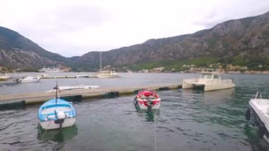 tekneler ve Yelkenli bağlantı noktası Kotor bay Karadağ