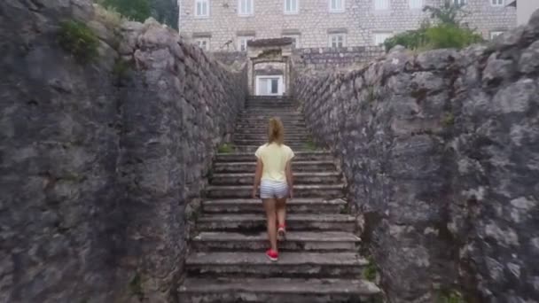 古い石造りの階段町モンテネグロのコトルを歩いている女の子 — ストック動画