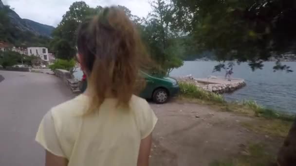Κορίτσι Πόδια Στον Κόλπο Στη Θάλασσα Στον Κόλπο Kotor Του — Αρχείο Βίντεο