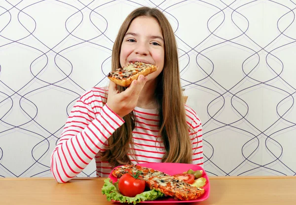 饥饿美丽的少女吃三明治 — 图库照片