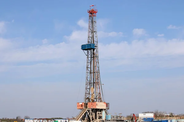 Tierra petróleo perforación plataforma extracción de gas industria minera — Foto de Stock