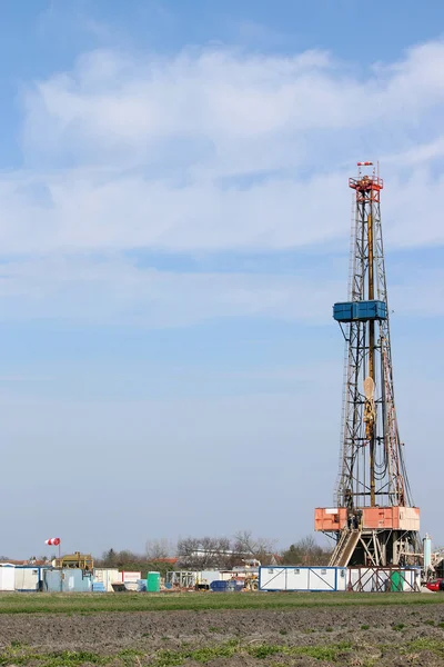 Lugar de trabajo de la plataforma de perforación de petróleo terrestre —  Fotos de Stock