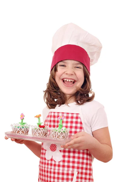 Ευτυχισμένη Κοριτσάκι Μάγειρας Muffin Διακοσμημένα Ανοιξιάτικα Λουλούδια — Φωτογραφία Αρχείου