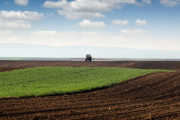 Traktor Postřiku Pole Jaře Zemědělství Venkovské Krajiny — Stock fotografie