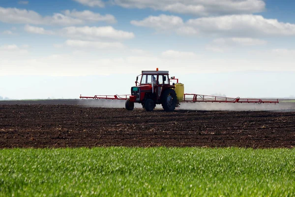 Traktor Sprüht Feld Bei Frühjahrslandwirtschaft — Stockfoto