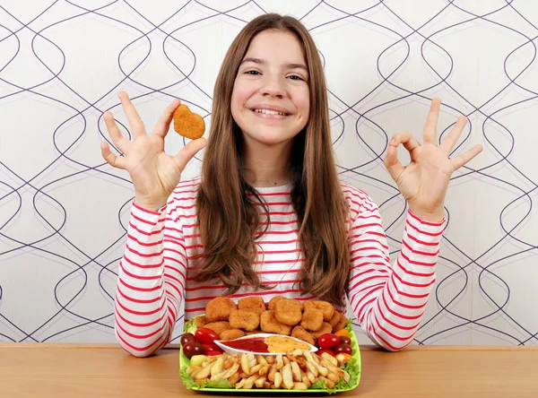 Lezzetli Tavuk Nuggets Işareti Ile Mutlu Genç Kız — Stok fotoğraf