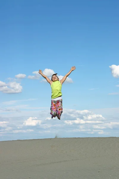 夏のシーズンのビーチでジャンプの幸せな女の子 — ストック写真