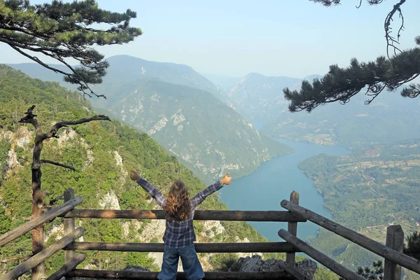 Petite Fille Avec Pouces Vers Haut Profiter Dans Nature Belvédère — Photo