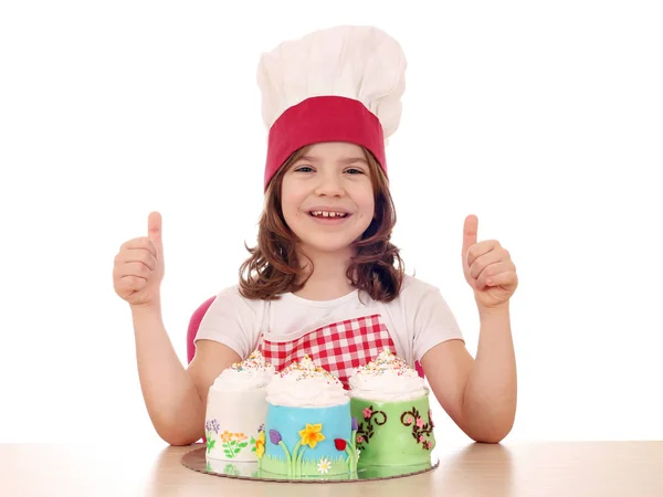 Feliz Niña Cocinero Con Dulces Pasteles Pulgares Hacia Arriba — Foto de Stock