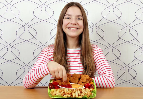 Šťastný Dospívající Dívka Jíst Kuřecí Nugety Kečupem — Stock fotografie