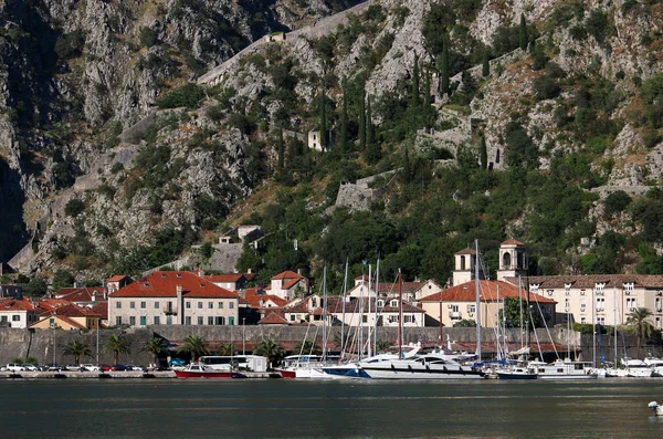 Porto Com Iates Veleiros Cidade Velha Kotor Cityscape Montenegro — Fotografia de Stock