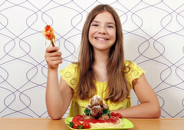 Счастливая девочка-подросток с фрикадельками и спагетти на обед — стоковое фото