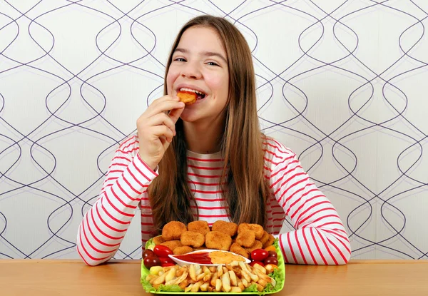 Fome adolescente menina come saborosos nuggets de frango — Fotografia de Stock