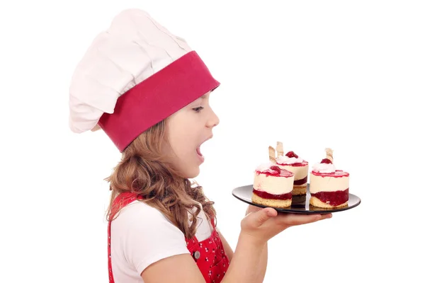 Ευτυχισμένη κοριτσάκι μάγειρας με βατόμουρο τούρτα επιδόρπιο — Φωτογραφία Αρχείου