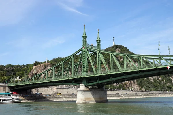 Liberty bridge och Gellert hill Budapest Ungern — Stockfoto