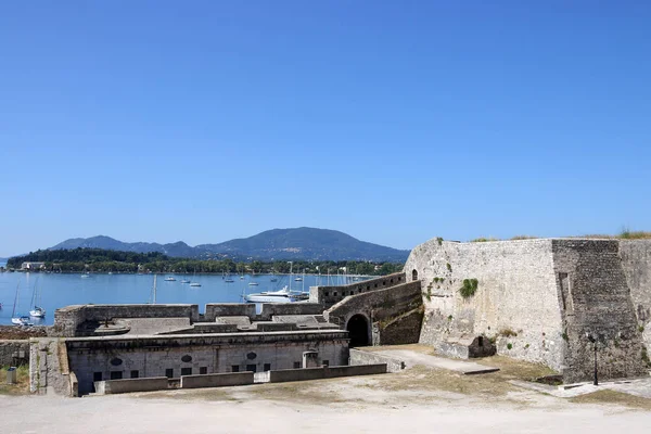 Garitsa bay met uitzicht op de jachten en zeilboten van oude vesting Cor — Stockfoto