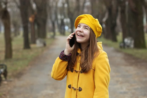 Szczęśliwy nastoletnią dziewczyną, rozmowa na jej telefon komórkowy — Zdjęcie stockowe