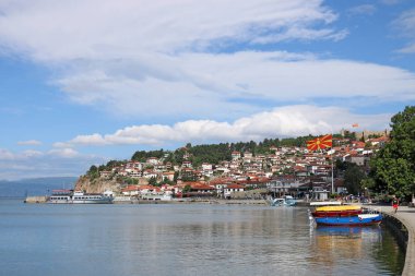 Ohri kent merkezine ve yaz Kuzey Makedonya'daki Ohri Gölü