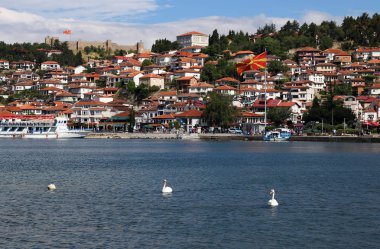 Kuğu Gölü Makedonya üzerinde yüzüyor