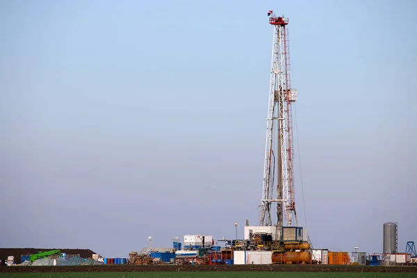 Land oil and gas drilling rig in oilfield — Stock Photo, Image