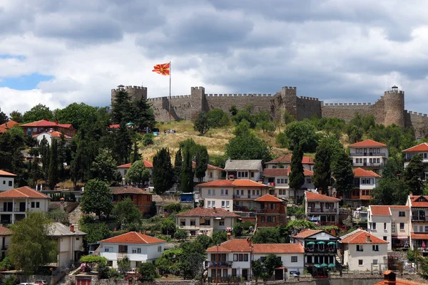 Forteresse de Samuil avec drapeau macédonien Ohrid paysage urbain macédonien — Photo