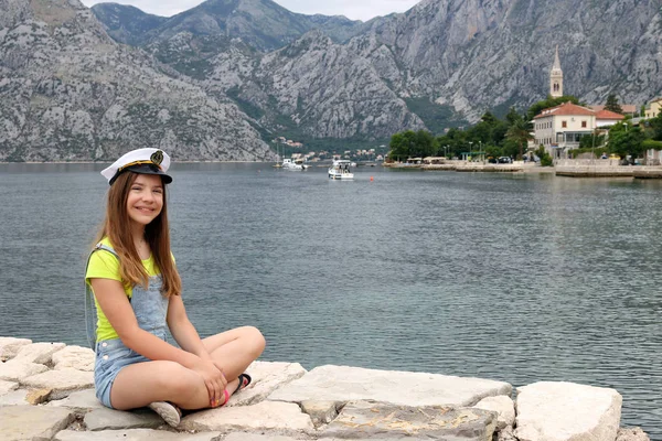 Menina adolescente feliz com chapéu de marinheiro em férias de verão — Fotografia de Stock