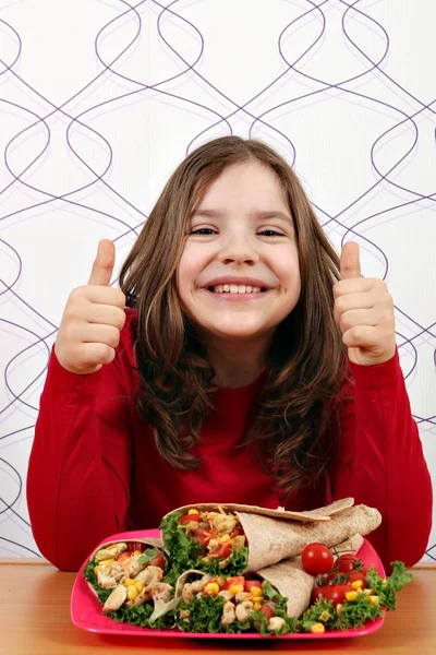Lycklig liten flicka med burritos mexikansk mat och tummen upp — Stockfoto