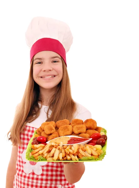 Mutlu kız cook tavuk nuggets ve patates kızartması ile — Stok fotoğraf