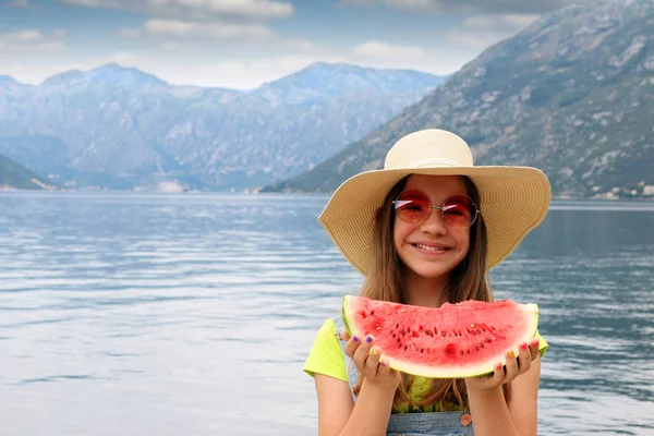 Šťastná Mladá Dívka Melounem Letních Prázdninách — Stock fotografie